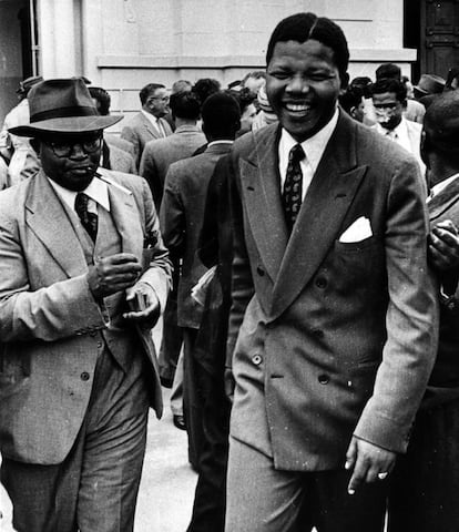 Nelson Mandela (d.) e Oliver Tambo (e.) em uma imagem sem data.