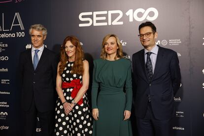 De izquierda a derecha, Ignacio Soto, director general de la SER; la vicepresidenta de Prisa, Pilar Gil; la ministra de Educación, Pilar Alegría, y el presidente de Prisa, Joseph Oughourlian.