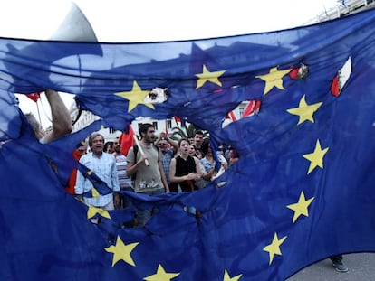 Manifestantes antigubernamentales queman una bandera europea en Sal&oacute;nica.