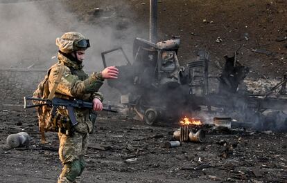 Un militar ucranio junto a un vehículo destruido durante el asalto ruso en Kiev. El presidente ucranio, Volodímir Zelenski, ha llamado la población a resistir en un vídeo difundido este sábado a través de su cuenta de Twitter, aunque sin fechar. “Hay mucha información falsa online de que le pido a nuestro Ejército que deponga las armas y que hay una evacuación”, asegura en el mensaje. Y añade: “Estoy aquí. No depondremos las armas. Defenderemos nuestro Estado”.