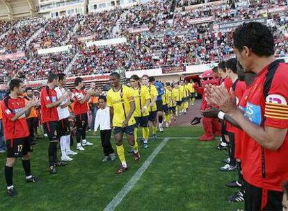 Los jugadores del Mallorca hacen el pasillo a los del F.C. Barcelona antes del encuentro.