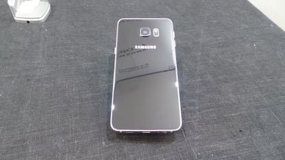 El nuevo Samsung Galaxy edge+ cuenta con unas medidas de 70.1 mm (ancho) x 142.1 mm (alto) x 6,9 mm (grosor)