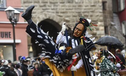 Um 'Federahannes', durante o desfile do carnaval tradicional de Suabia, pula com um bastão durante um desfile em Rottweil (Alemanha), no dia 12 de fevereiro de 2018.