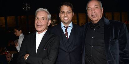 Simon Reuben, a la izquierda, y David Reuben, junto con el hijo de este último, posando en una imagen de 2013.