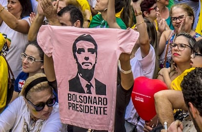 Partidários de Bolsonaro em São Paulo exibem uma camiseta rosa com o rosto do presidente, em uma foto de setembro.