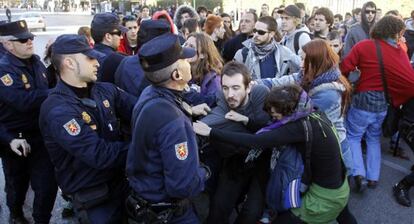 Carga policial contra estudiantes que protestaban contra los recortes el pasado 20 de febrero.