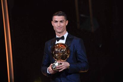 Cristiano Ronaldo posa con su quinto Bal&oacute;n de Oro.
 
 
 