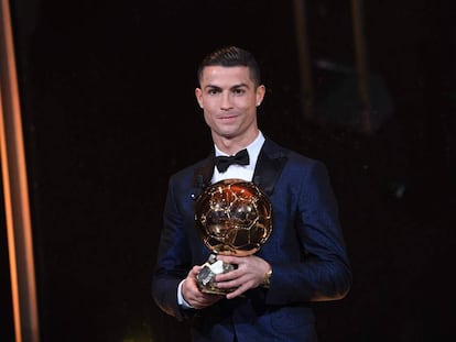 Cristiano Ronaldo posa con su quinto Bal&oacute;n de Oro.
 
 
 