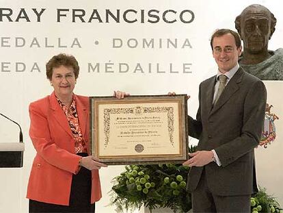 Rosalyn Higgins, recibe la Medalla Francisco de Vitoria