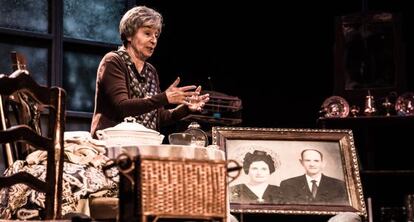 Petra Martínez interpretando el monólogo de 'Una mujer en la ventana'.