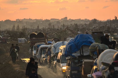 Desplazados palestinos vuelven este lunes a sus hogares desde el centro hasta el norte de Gaza.