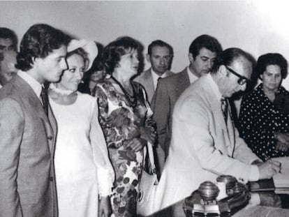 Sus padres, el actor Diego Fernando Botto, desaparecido a los 28 años durante la dictadura argentina de Videla, y la actriz y profesora de actores Cristina Rota, durante la ceremonia de su matrimonio.