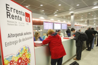 Contribuyentes en las oficinas de la Hacienda vizcaína en una campaña de la Renta.