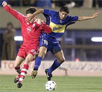 Riquelme y Hargreaves luchan por el balón durante el partido disputado en Tokio.