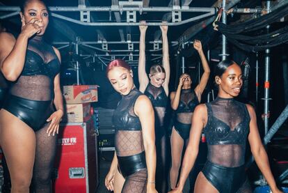 Bailarinas de Beyoncé en el backstage.