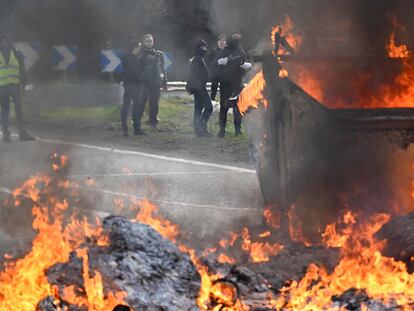 Una carretera cortada por los manifestantes en Rennes, este lunes.