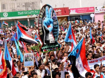 Manifestantes secesionistas, este jueves en Ad&eacute;n (Yemen).