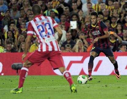 Neymar conduce el balón.