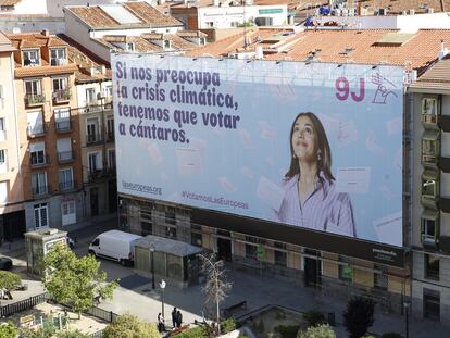 La lona con uno de los eslóganes de la campaña, en un edificio del centro de Madrid.