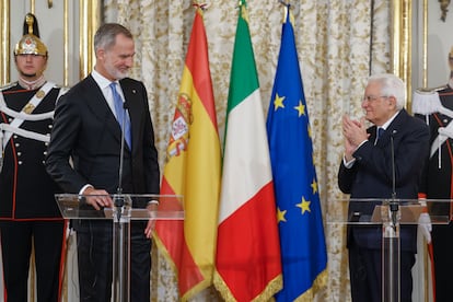 El rey Felipe VI junto al presidente de la Repblica Italiana, Sergio Mattarella, durante la recepcin oficial este mircoles en el Palacio del Quirinal.
