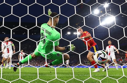 Momento en el que Fabián, marca el segundo gol para España.