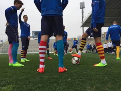 Los jugadores de la selección isladesa de fútbol, con calcetines de colores el pasado 21 de marzo, para conmemorarl el Día Internacional del Síndrome de Down.