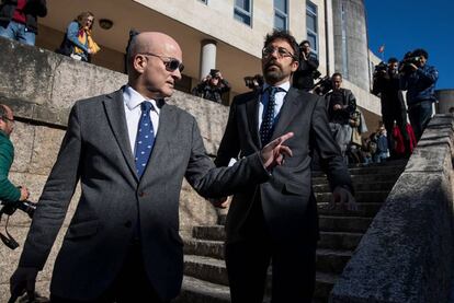 Andr&eacute;s Cortabitarte, en primer t&eacute;rmino, a su salida de los juzgado de Santiago en abril pasado.