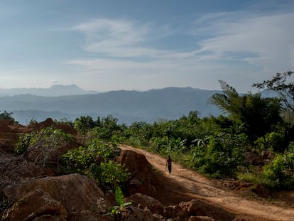 La comunidad hondureña de La Reina totalmente cubierta por las rocas que se desprendieron del cerro afectado por el Eta y Iota.