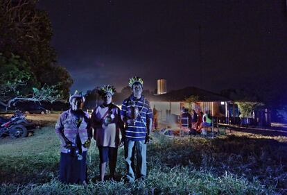 Indígenas em área de fazenda retomada. Todas as noites eles promovem rezas para proteção da comunidade.