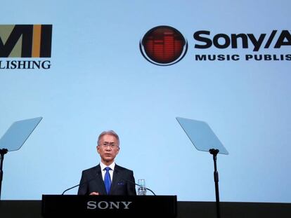 Kenichiro Yoshida, presidente y CEO de Sony, ayer en Tokio, presentando su plan de negocio con EMI.  