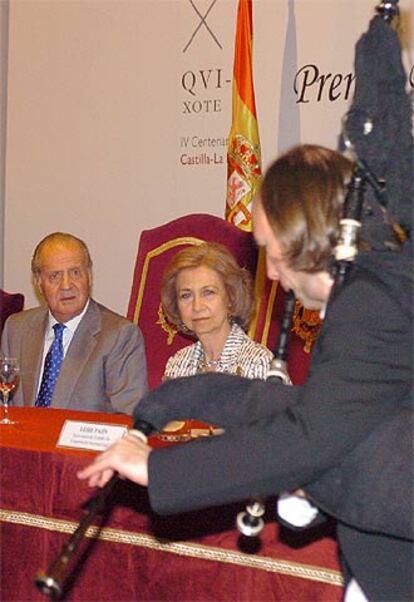 Carlos Núñez pasa delante de los Reyes durante su concierto.