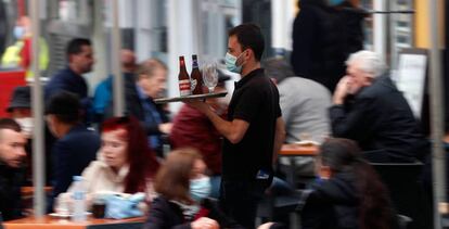 Un camarero atiende una terraza en la Comunidad Valenciana, en una imagen de archivo.