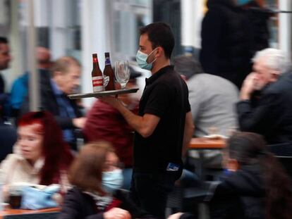 Un camarero atiende una terraza en la Comunidad Valenciana, en una imagen de archivo.