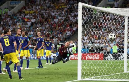 Toni Kroos anota de falta superando al portero sueco Robin Olsen.    