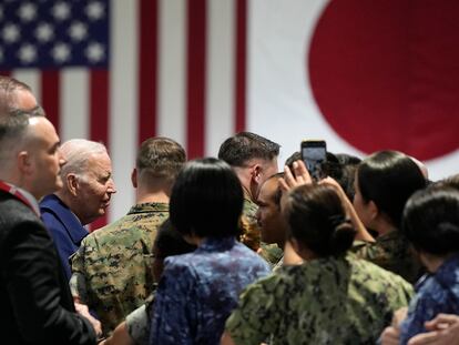 El presidente de EE UU, Joe Biden, saluda a soldados estadounidenses en la base de Iwakuni, en Japón, este jueves, antes de participar en la cumbre del G-7 en Hiroshima.