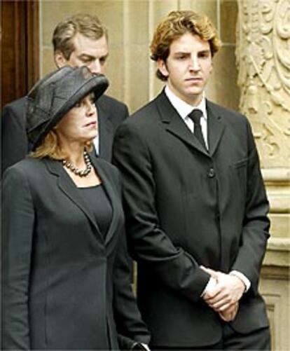 Carmen Cervera y su hijo Borja, durante el entierro del barón Hans Heinrich Thyssen-Bornemisza en Alemania.