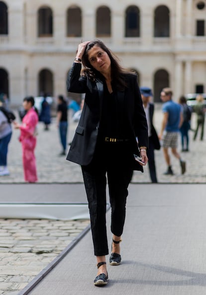 Emmanuelle Alt. Las humildes alpargatas recibieron el sello de aprobación definitivo en el mundillo de la moda cuando la exdirectora de la edición francesa de  Vogue, Carine Roitfeld, acudió a la semana de la moda de París combinando su habitual look en color negro con unas alpargatas planas.
