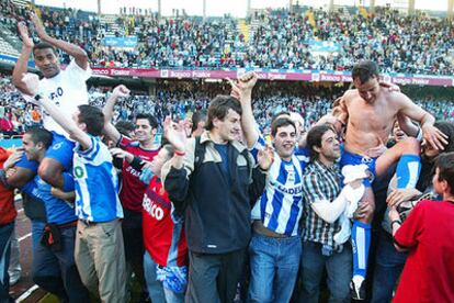 Mauro Silva y Fran son levantados a hombros al final del partido de ayer, con el que se despidieron del Deportivo.