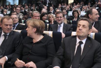 Mariano Rajoy, tras la canciller alemana Angela Merkel y el presidente francés Nicolas Sarkozy, en el congreso del PPE celebrado en Marsella.