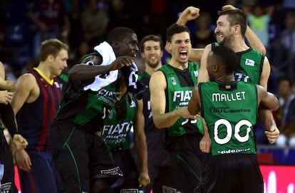 Suton, abrazado por Mallet, tras su decisiva canasta en el Palau.