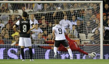 Soldado marca uno de sus dos goles al Málaga. 