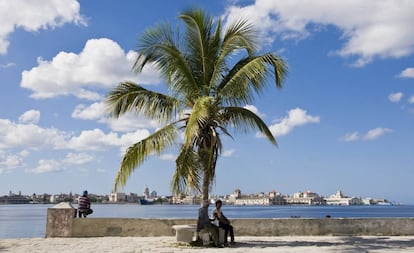 Vistas del centro de La Habana desde el barrio de Regla.