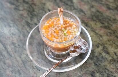 chuga en formato helado, a modo de flash con polvo de tomate, que sirve para limpiar las papilas gustativas antes de empezar con uno de los mejores platos del menú, el de caviar y huevo frito, con la puntilla crujiente. Continúa una contundente y excesiva por tamaño fideuá seca con setas. 