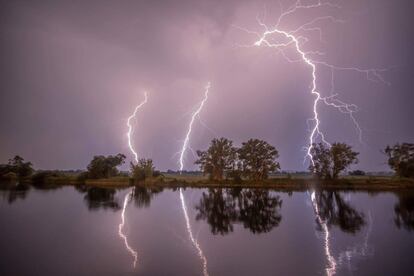 Rayos en el cielo nocturno de Premnitz, en el noroeste de Alemania.