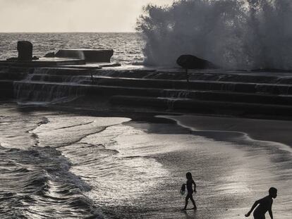 Bañistas en la playa de Bajamar, en el municipio de La Laguna (Tenerife).