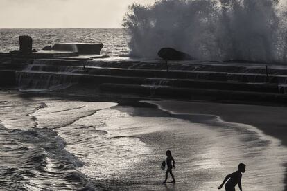 Bañistas en la playa de Bajamar, en el municipio de La Laguna (Tenerife).