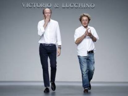 Los diseñadores sevillanos Victorio & Lucchino en un desfile. EFE/Arhivo