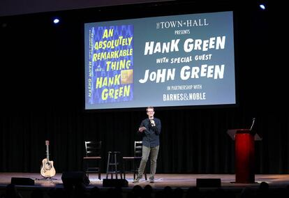 Hank Green, durante la presentación de su libro 'An Absolutely Remarkable Thing' en The Town Hall, de Nueva York, el 25 de septiembre.