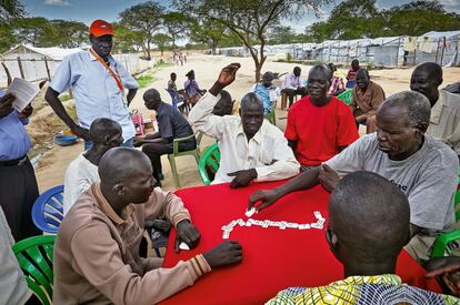 Pasar la vida. Un grupo de hombres de la etnia nuer juegan al dominó en el centro de protección de civiles en Bor.