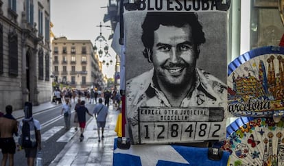 Camiseta 'souvenir' en una parada de la calle de Jaume I de Barcelona.